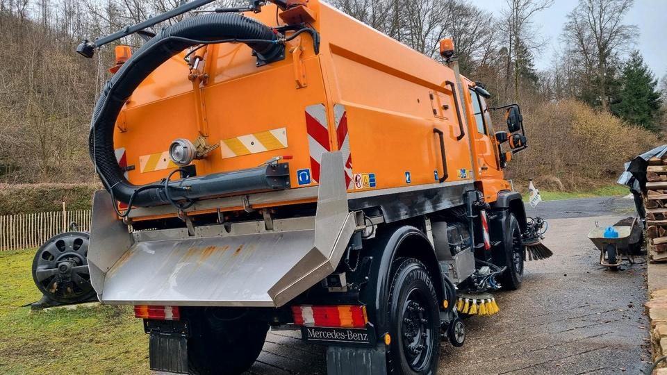 Unimog 9400km U400 405 Kehrmaschine SK 370 Schmidt Mercedes Benz Variopilot Kehraufbau Hydrostat 2011 Bluetec 5 - Ielu tīrīšanas mašīna: foto 4 Unimog 9400km U400 405 Kehrmaschine SK 370 Schmidt Mercedes Benz Variopilot Kehraufbau Hydrostat 2011 Bluetec 5 - Ielu tīrīšanas mašīna: foto 4