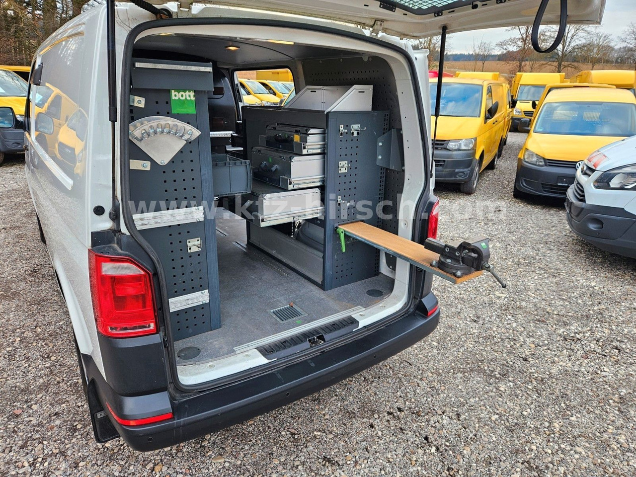 Volkswagen T6 Auto/ DSG Bott Sortimo Stdhzg Behindertenger. - Pasažieru furgons: foto 2 Volkswagen T6 Auto/ DSG Bott Sortimo Stdhzg Behindertenger. - Pasažieru furgons: foto 2