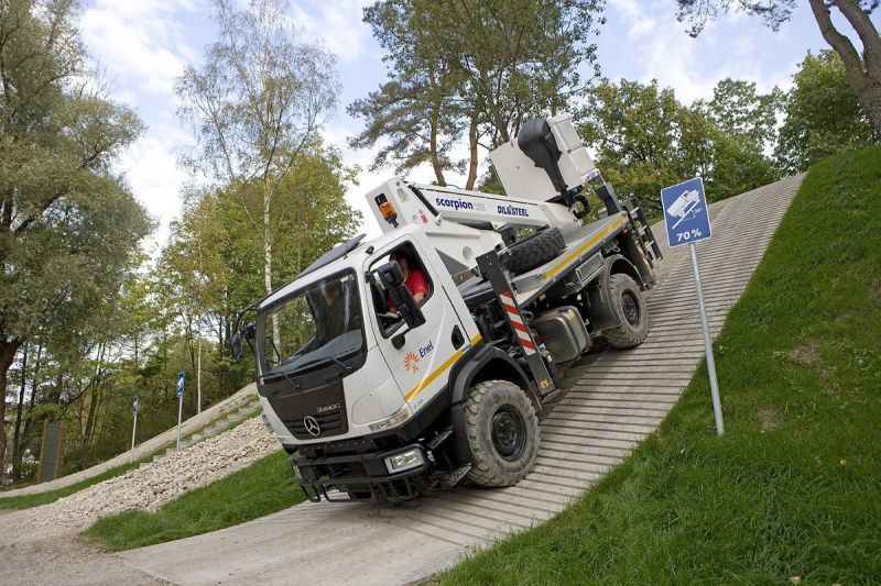 Oil&Steel Scorpion 15E 16m zamontowany na Mercedes-Benz Unimog U20 4x4 - Autopacēlājs: foto 1 Oil&Steel Scorpion 15E 16m zamontowany na Mercedes-Benz Unimog U20 4x4 - Autopacēlājs: foto 1