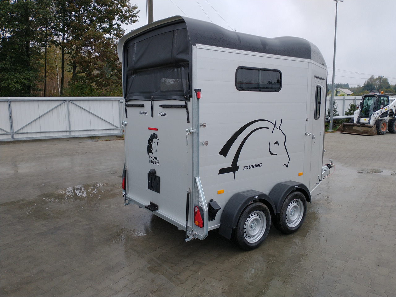 Cheval Liberté Touring Country + Siodlarnia, Debon - Zirgu piekabe: foto 3 Cheval Liberté Touring Country + Siodlarnia, Debon - Zirgu piekabe: foto 3