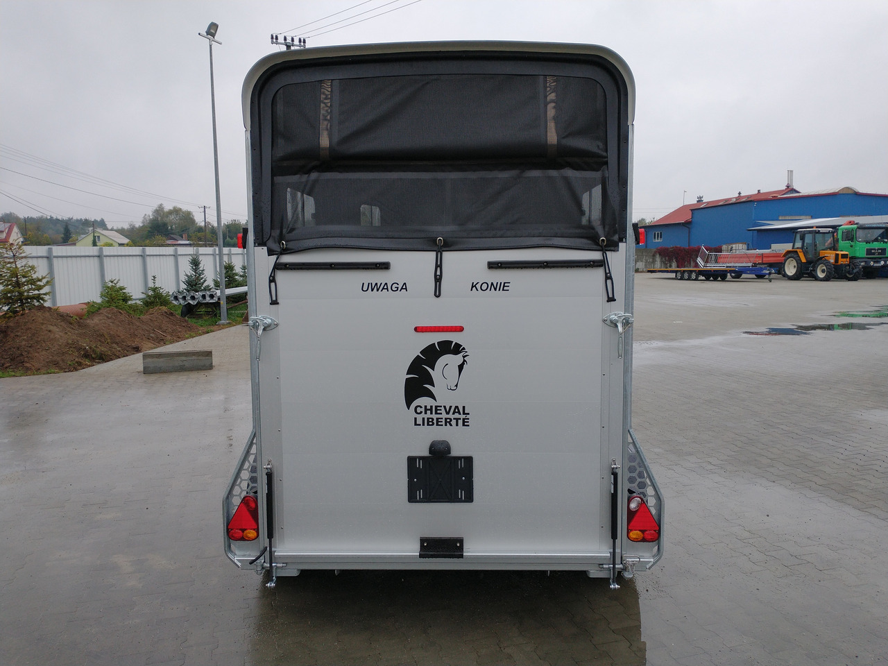 Cheval Liberté Touring Country + Siodlarnia, Debon - Zirgu piekabe: foto 4 Cheval Liberté Touring Country + Siodlarnia, Debon - Zirgu piekabe: foto 4