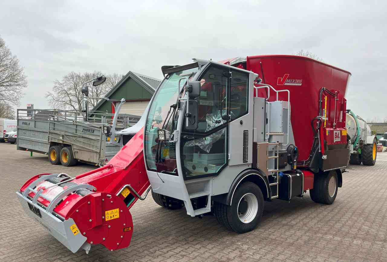 BVL BVL van Lengerich V-MIX Drive Maximus Plus 17.1 LS zelfrijdende - Lopbarības mikseris: foto 2 BVL BVL van Lengerich V-MIX Drive Maximus Plus 17.1 LS zelfrijdende - Lopbarības mikseris: foto 2