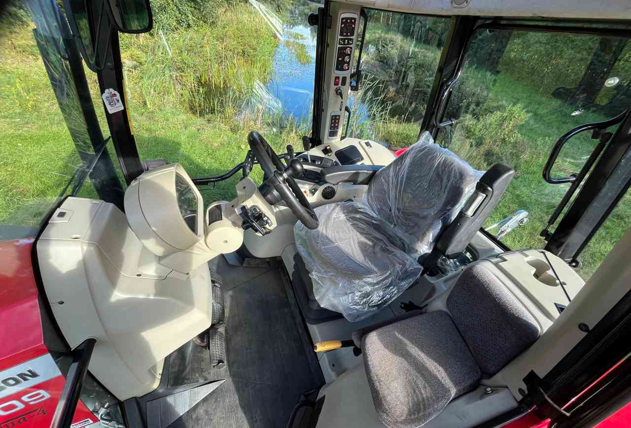 Massey Ferguson 5609 Dyna-4 Essential - Traktors: foto 5 Massey Ferguson 5609 Dyna-4 Essential - Traktors: foto 5