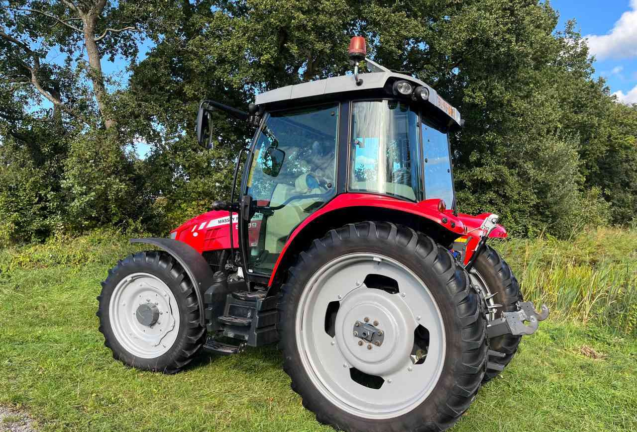 Massey Ferguson 5609 Dyna-4 Essential - Traktors: foto 3 Massey Ferguson 5609 Dyna-4 Essential - Traktors: foto 3