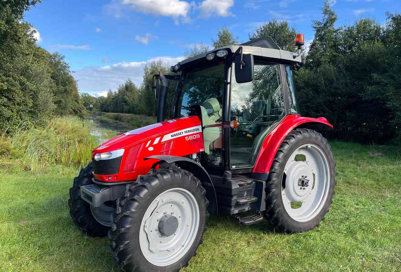 Massey Ferguson 5609 Dyna-4 Essential - Traktors: foto 1 Massey Ferguson 5609 Dyna-4 Essential - Traktors: foto 1