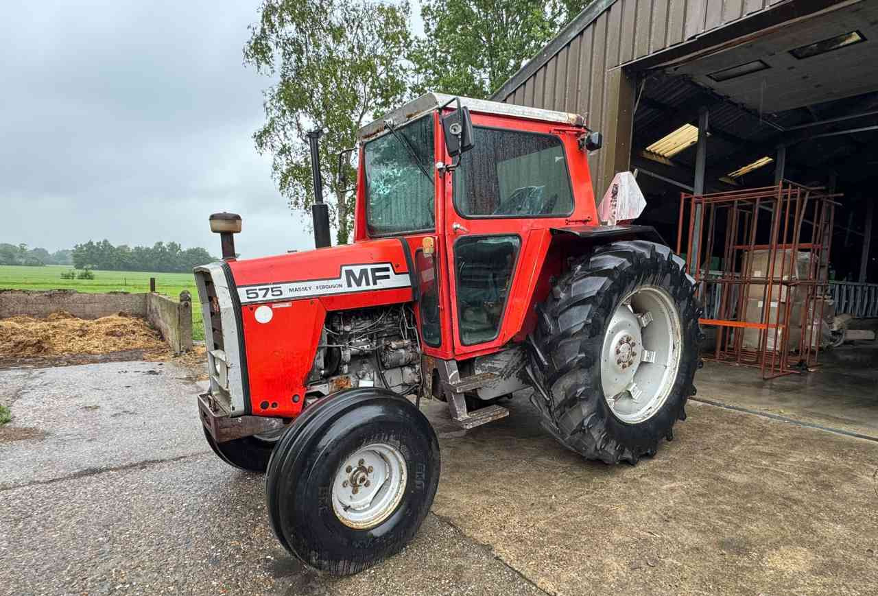 Massey Ferguson 575 - Traktors: foto 1 Massey Ferguson 575 - Traktors: foto 1