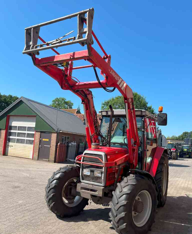 Massey Ferguson 6140 Dynashift met Mailleux voorlader tractoren *Verkocht/sold* - Traktors: foto 4 Massey Ferguson 6140 Dynashift met Mailleux voorlader tractoren *Verkocht/sold* - Traktors: foto 4