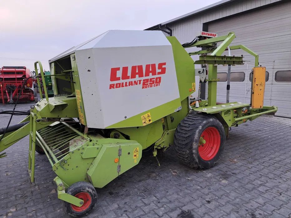 Claas 250 RC Uniwrap - Rituļu prese: foto 1 Claas 250 RC Uniwrap - Rituļu prese: foto 1