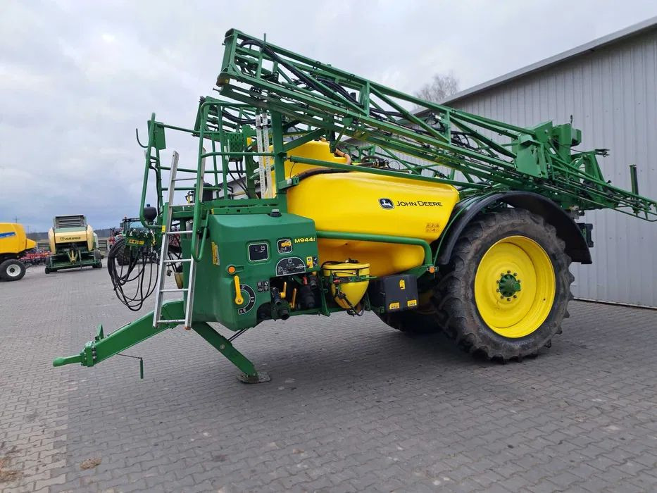 John Deere 944i - Piekabināmais miglotājs: foto 1 John Deere 944i - Piekabināmais miglotājs: foto 1