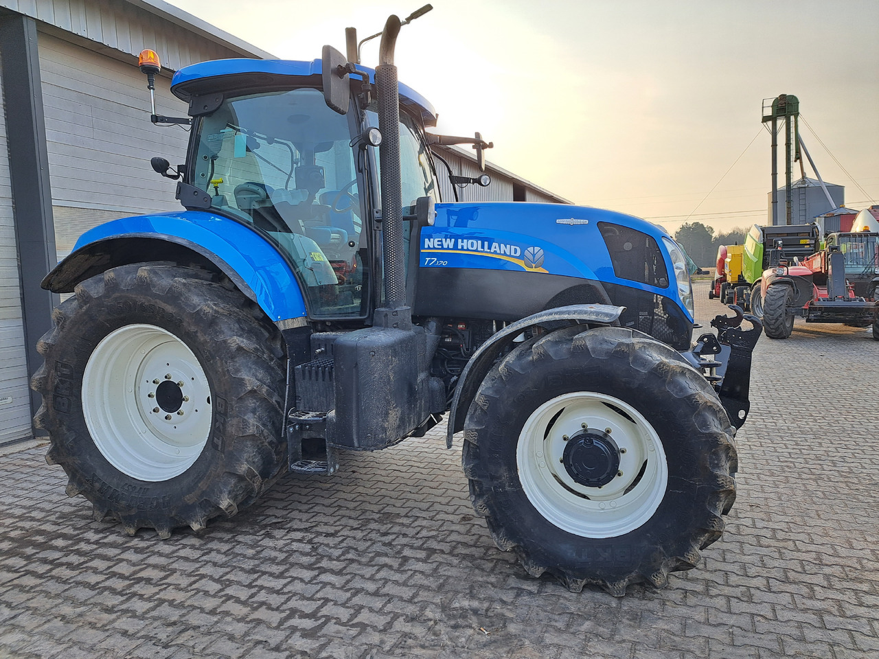 New Holland T7 170 - Traktors: foto 2 New Holland T7 170 - Traktors: foto 2