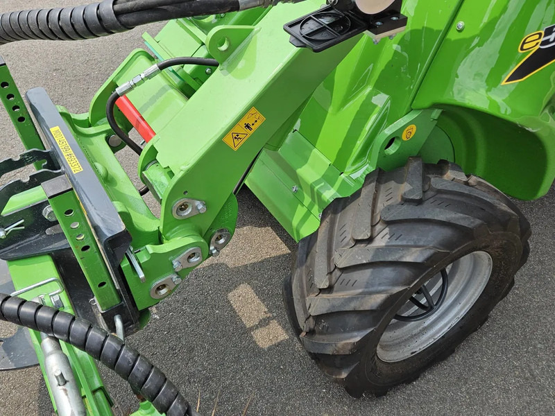 Kāpurķēžu kompaktiekrāvējs Avant E527 Rental mini-shovel: foto 18 Kāpurķēžu kompaktiekrāvējs Avant E527 Rental mini-shovel: foto 18