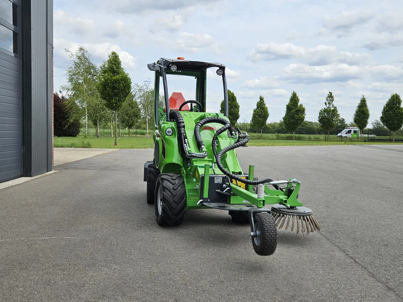 Kāpurķēžu kompaktiekrāvējs Avant E527 Rental mini-shovel: foto 9 Kāpurķēžu kompaktiekrāvējs Avant E527 Rental mini-shovel: foto 9