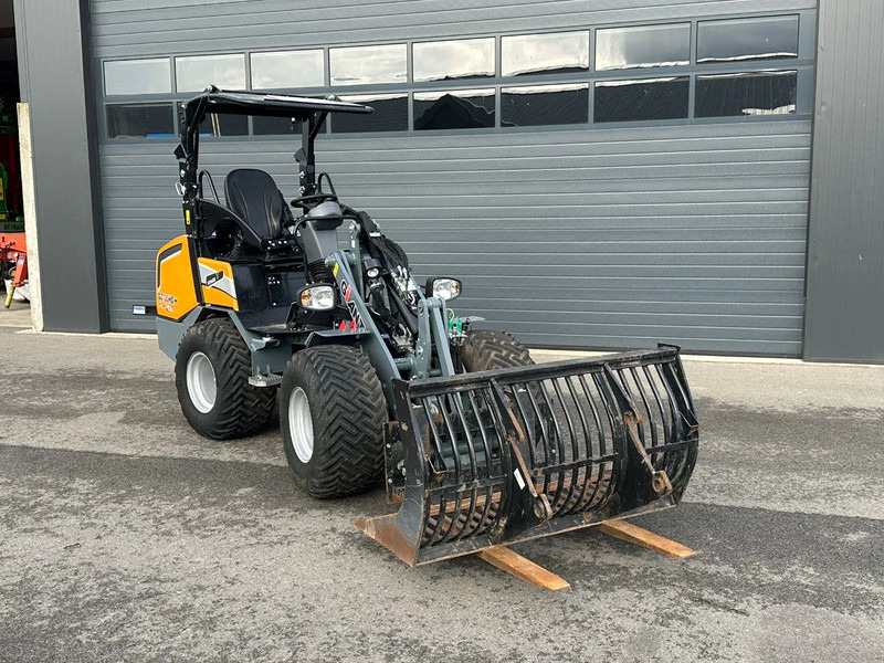 Giant G2700HD+ - Kāpurķēžu kompaktiekrāvējs: foto 2 Giant G2700HD+ - Kāpurķēžu kompaktiekrāvējs: foto 2