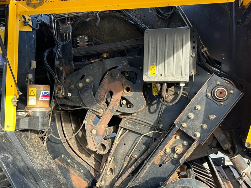 Lauksaimniecības tehnika New Holland BB9060 CropCutter: foto 18