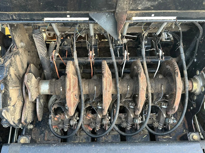 Lauksaimniecības tehnika New Holland BB9060 CropCutter: foto 19