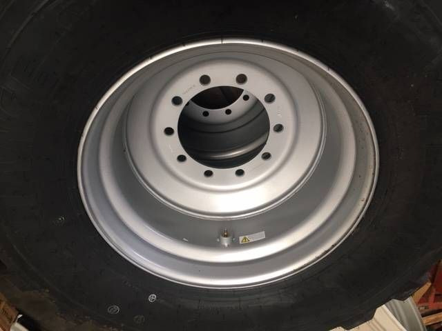 BKT 650/55 R26.5 BKT FL 630 op velg - Riepas un diski - Lauksaimniecības tehnika: foto 3 BKT 650/55 R26.5 BKT FL 630 op velg - Riepas un diski - Lauksaimniecības tehnika: foto 3