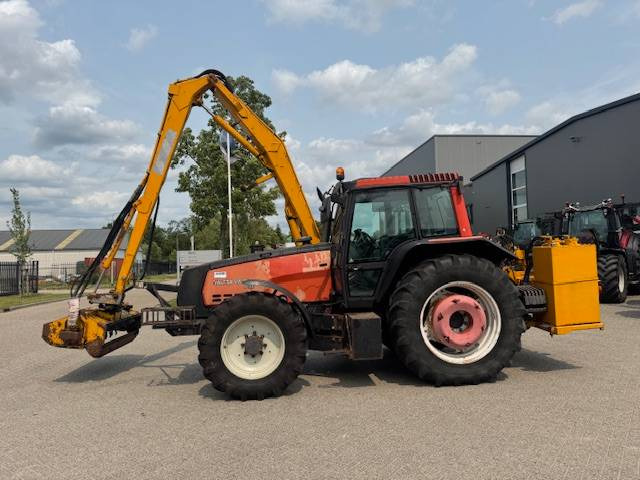 Valtra 8150 hitech met Bos maaiarm met klepelmaaier - Traktors: foto 1 Valtra 8150 hitech met Bos maaiarm met klepelmaaier - Traktors: foto 1