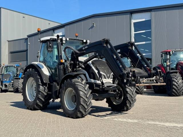 Valtra N104 Hitech5 met voorlader 4700 uur! - Traktors: foto 2 Valtra N104 Hitech5 met voorlader 4700 uur! - Traktors: foto 2