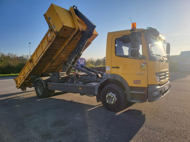 Mercedes Atego 1622 - Pacēlājs ar āķi: foto 1 Mercedes Atego 1622 - Pacēlājs ar āķi: foto 1
