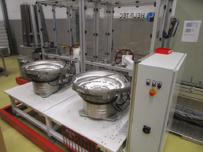 DECKEL ETIKETTIER ANLAGE SCHLEUTER GU 2 DO MIT 2xLÖFFELEINLEGESTATIONEN - Iepakošanas mašīna: foto 3 DECKEL ETIKETTIER ANLAGE SCHLEUTER GU 2 DO MIT 2xLÖFFELEINLEGESTATIONEN - Iepakošanas mašīna: foto 3