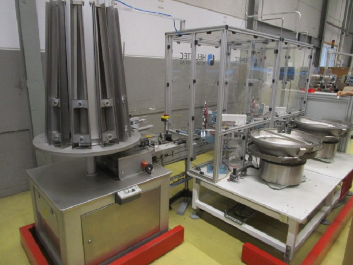 DECKEL ETIKETTIER ANLAGE SCHLEUTER GU 2 DO MIT 2xLÖFFELEINLEGESTATIONEN - Iepakošanas mašīna: foto 1 DECKEL ETIKETTIER ANLAGE SCHLEUTER GU 2 DO MIT 2xLÖFFELEINLEGESTATIONEN - Iepakošanas mašīna: foto 1