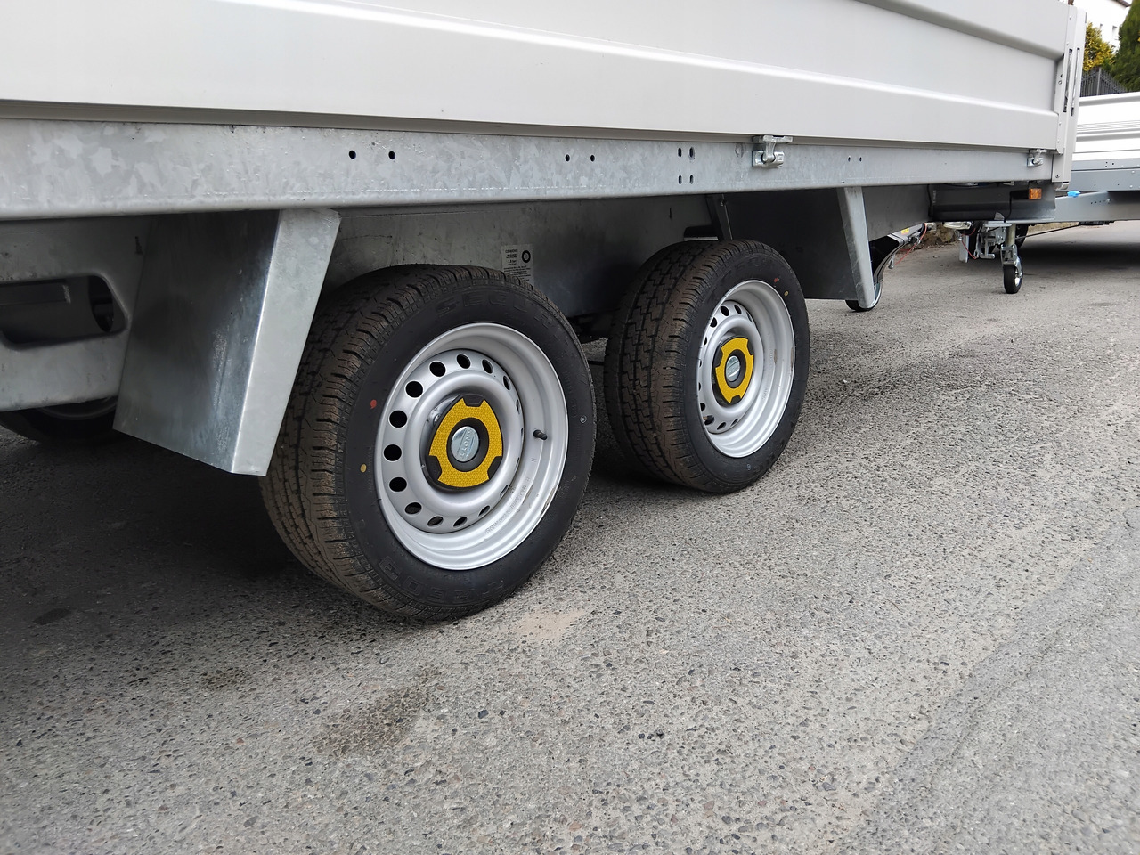 Platforma przyczepa 4x2 WARK dmc 2700 + burty / Platform trailer 4x2 WARK GVW 2700 + sides - Bortu piekabe/ Platforma: foto 2 Platforma przyczepa 4x2 WARK dmc 2700 + burty / Platform trailer 4x2 WARK GVW 2700 + sides - Bortu piekabe/ Platforma: foto 2