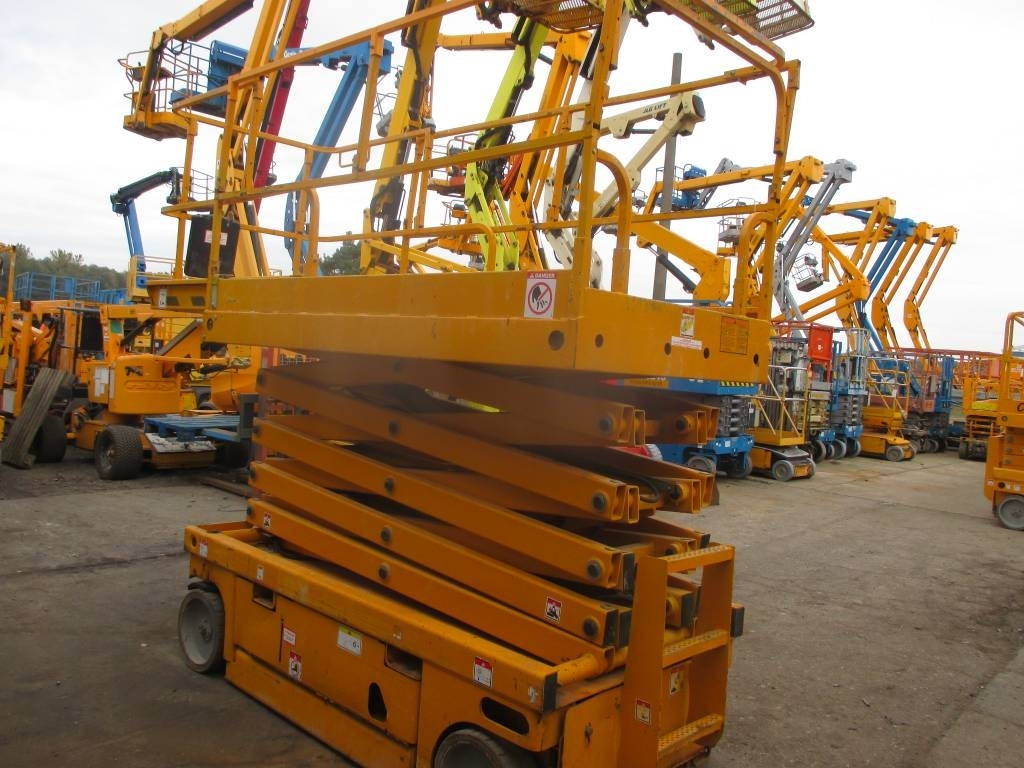 Haulotte Compact 12 - Šķērveida pacēlājs: foto 4 Haulotte Compact 12 - Šķērveida pacēlājs: foto 4