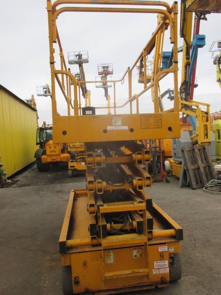 Haulotte Compact 12  - Šķērveida pacēlājs: foto 3 Haulotte Compact 12  - Šķērveida pacēlājs: foto 3