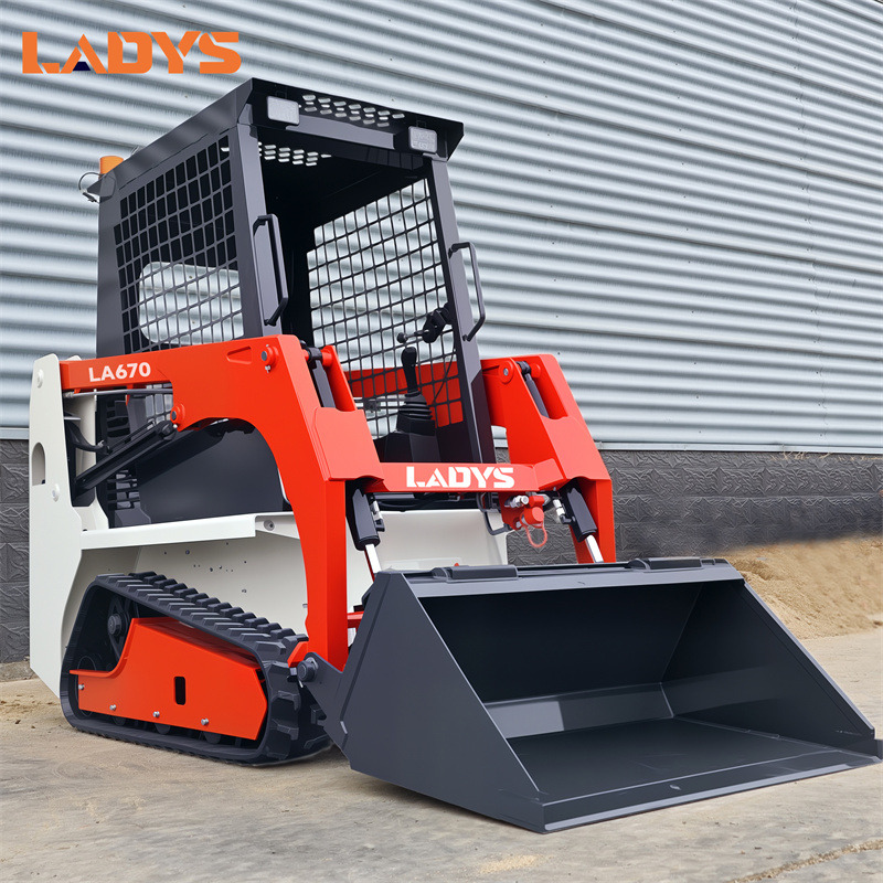 LADYS LA670 Mini Small Skid Steer Loader Compact Track Diesel Mini Skid Steer Loader For Sale With Small Mini Skid Steer Attachments 4 In 1 Bucket - Kompaktiekrāvējs: foto 2 LADYS LA670 Mini Small Skid Steer Loader Compact Track Diesel Mini Skid Steer Loader For Sale With Small Mini Skid Steer Attachments 4 In 1 Bucket - Kompaktiekrāvējs: foto 2