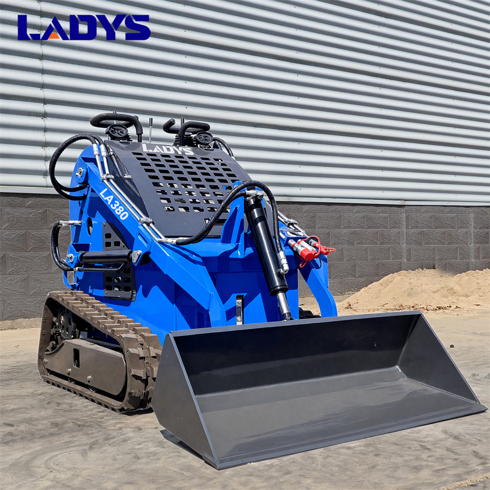 LADYS Free Shipping LA380 Mini Skid Steer Loader Compact Track Diesel Cheap Mini Skid Steer Loader For Sale With Mini Skid Steer Attachments 4 In 1 Bucket - Kompaktiekrāvējs: foto 1 LADYS Free Shipping LA380 Mini Skid Steer Loader Compact Track Diesel Cheap Mini Skid Steer Loader For Sale With Mini Skid Steer Attachments 4 In 1 Bucket - Kompaktiekrāvējs: foto 1
