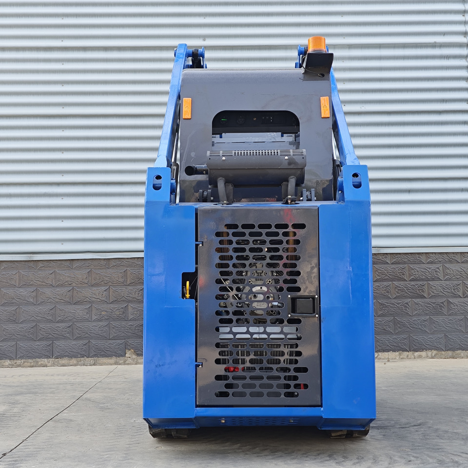 LEZUM LA670 Mini Small Skid Steer Loader Compact Track Diesel Mini Skid Steer Loader For Sale With Small Mini Skid Steer Attachments 4 In 1 Bucket - Kompaktiekrāvējs: foto 3 LEZUM LA670 Mini Small Skid Steer Loader Compact Track Diesel Mini Skid Steer Loader For Sale With Small Mini Skid Steer Attachments 4 In 1 Bucket - Kompaktiekrāvējs: foto 3