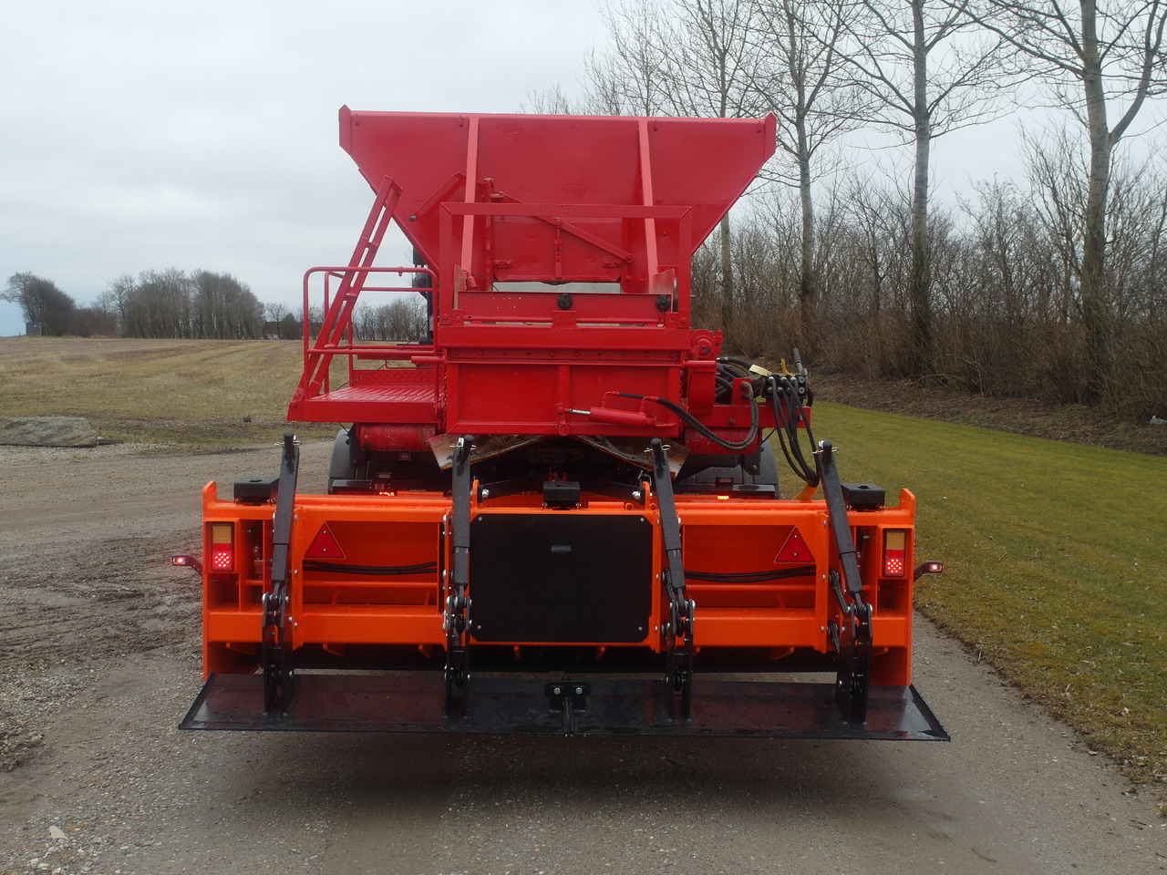 GST 1500-3000 Gravel Road leveler box laying of gravel for trucks and tractor - Skrēperis: foto 2 GST 1500-3000 Gravel Road leveler box laying of gravel for trucks and tractor - Skrēperis: foto 2