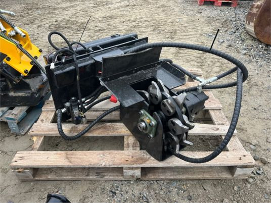 Rogneuse de souches pour minichargeur - Celmu smalcinātājs: foto 1 Rogneuse de souches pour minichargeur - Celmu smalcinātājs: foto 1