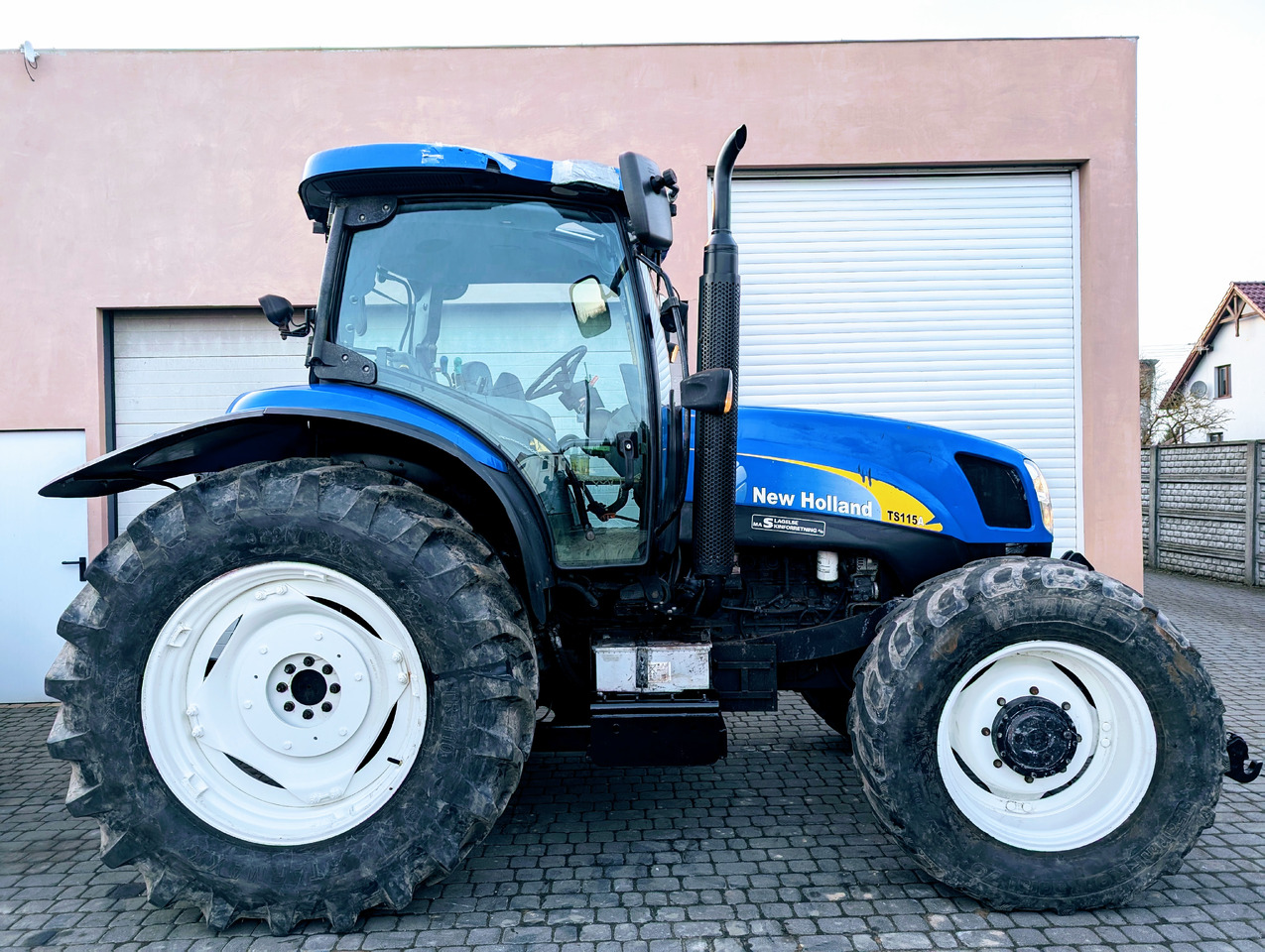 New Holland TS115A - Traktors: foto 1 New Holland TS115A - Traktors: foto 1