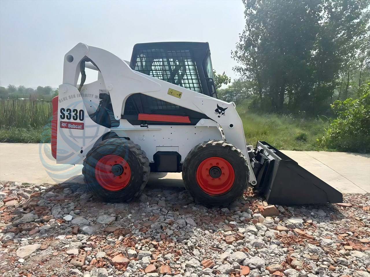 BOBCAT 330 - Kompaktiekrāvējs: foto 1 BOBCAT 330 - Kompaktiekrāvējs: foto 1