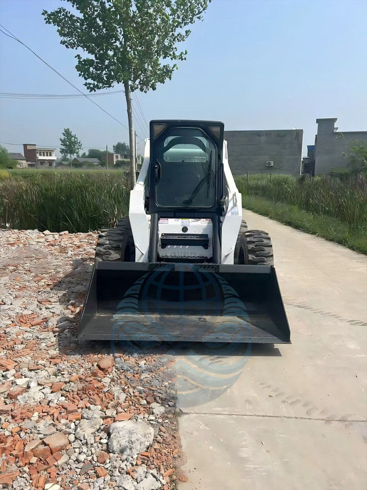 BOBCAT 330 - Kompaktiekrāvējs: foto 4 BOBCAT 330 - Kompaktiekrāvējs: foto 4