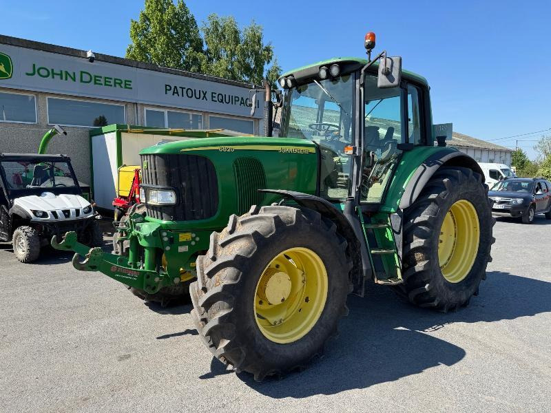 JOHN DEERE 6820 - Traktors: foto 1 JOHN DEERE 6820 - Traktors: foto 1