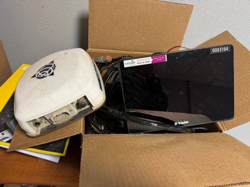 TRIMBLE GFX 750 RTK - Navigācijas sistēma - Lauksaimniecības tehnika: foto 1 TRIMBLE GFX 750 RTK - Navigācijas sistēma - Lauksaimniecības tehnika: foto 1