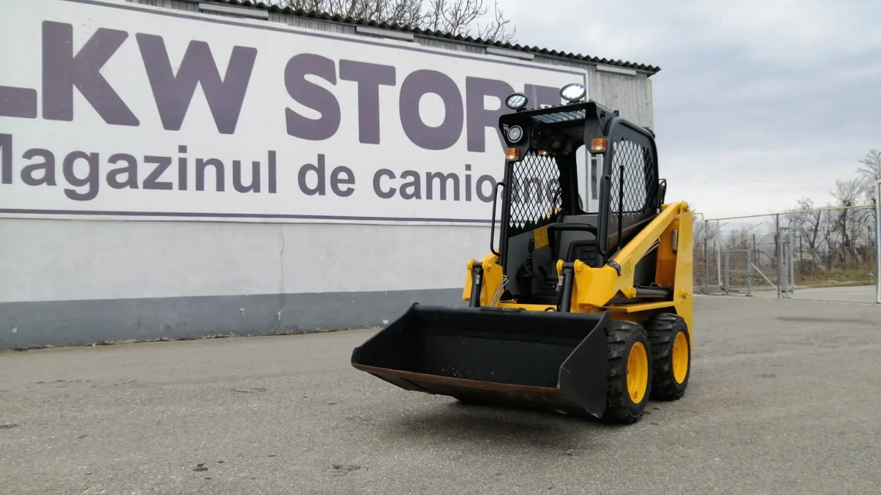 Bobcat Front Loader Ram Italia FM 120 – Hammer Installation - Kompaktiekrāvējs: foto 1 Bobcat Front Loader Ram Italia FM 120 – Hammer Installation - Kompaktiekrāvējs: foto 1
