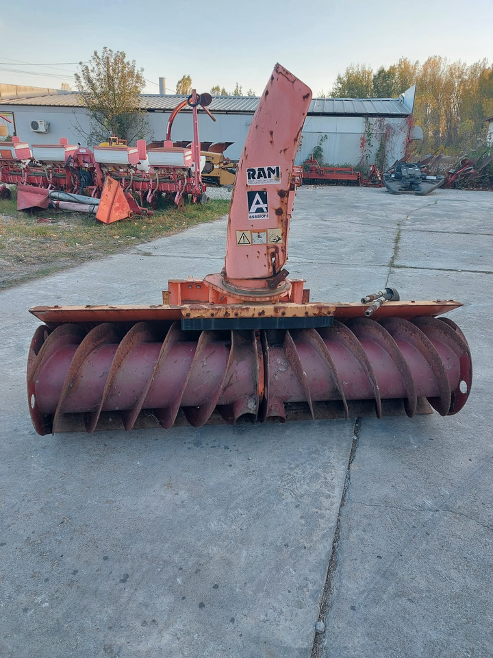 Freza zapada/Snow blower Assaloni pentru Buldoexcavator/Bobcat/Incatcator frontal - Sniega pūtējs - Celtniecības tehnika: foto 1 Freza zapada/Snow blower Assaloni pentru Buldoexcavator/Bobcat/Incatcator frontal - Sniega pūtējs - Celtniecības tehnika: foto 1