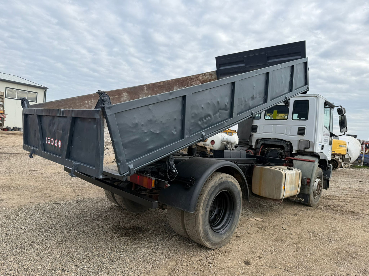 IVECO EUROTRAKKER TIPPER - Kravas automašīna pašizgāzējs: foto 3 IVECO EUROTRAKKER TIPPER - Kravas automašīna pašizgāzējs: foto 3