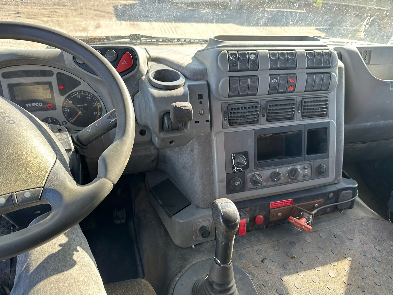 Iveco Trakker Tipper - Kravas automašīna pašizgāzējs: foto 3 Iveco Trakker Tipper - Kravas automašīna pašizgāzējs: foto 3