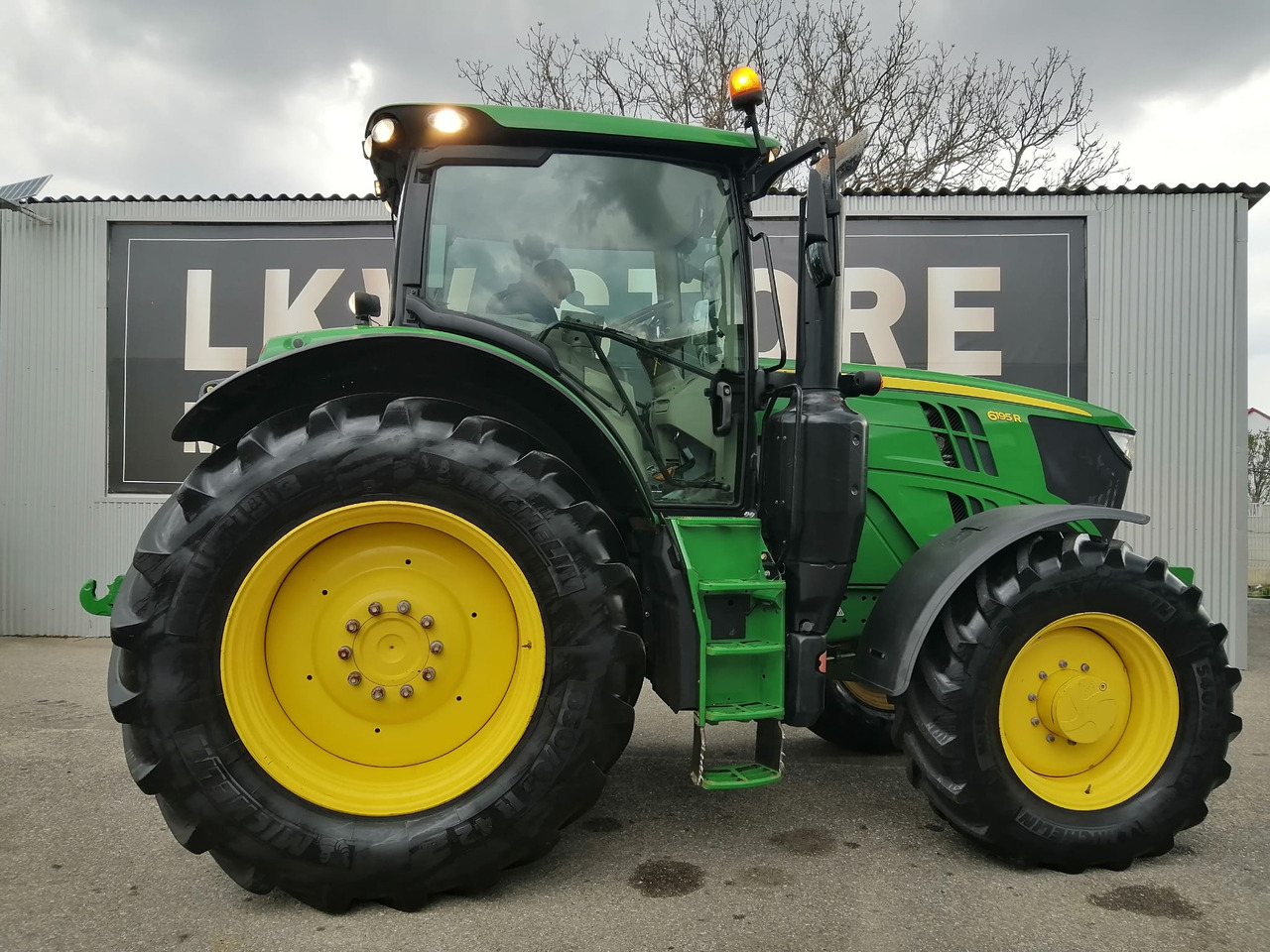 John Deere 6195R 4WD, Auto Trac + Activare !!! TOP !!! - Traktors: foto 5 John Deere 6195R 4WD, Auto Trac + Activare !!! TOP !!! - Traktors: foto 5