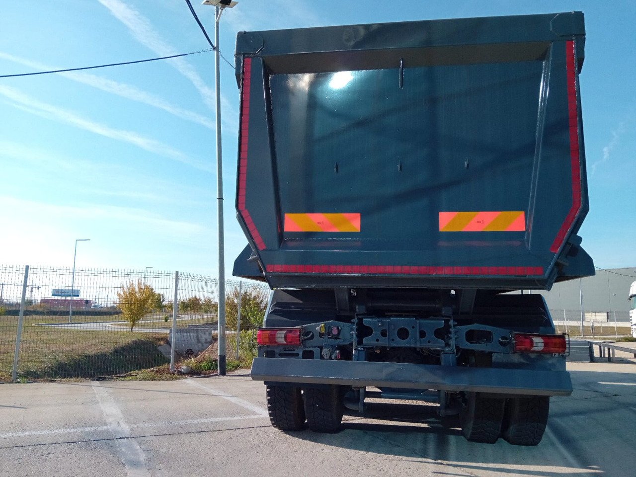 Mercedes-Benz Arocs 42.40 8×4 Basculanta/Tipper/Kipper Heavy Duty, TOP !!! - Kravas automašīna pašizgāzējs: foto 5 Mercedes-Benz Arocs 42.40 8×4 Basculanta/Tipper/Kipper Heavy Duty, TOP !!! - Kravas automašīna pašizgāzējs: foto 5