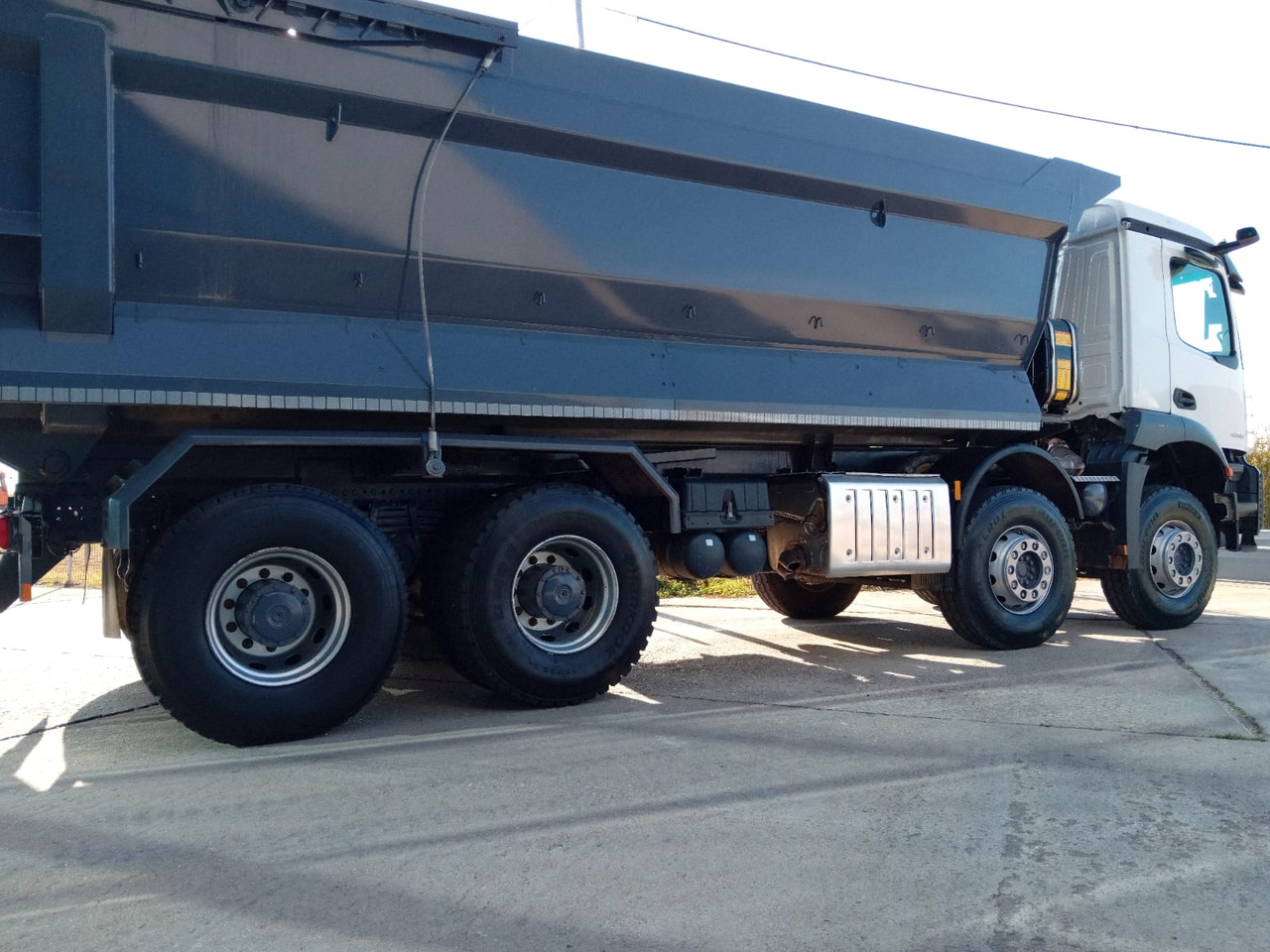 Mercedes-Benz Arocs 42.40 8×4 Basculanta/Tipper/Kipper Heavy Duty, TOP !!! - Kravas automašīna pašizgāzējs: foto 4 Mercedes-Benz Arocs 42.40 8×4 Basculanta/Tipper/Kipper Heavy Duty, TOP !!! - Kravas automašīna pašizgāzējs: foto 4