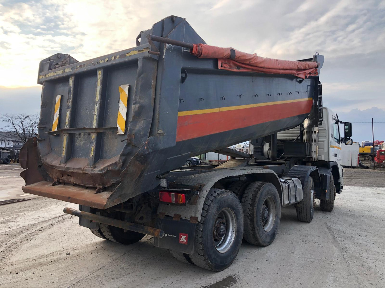 VOLVO FM 420 Tipper - Kravas automašīna pašizgāzējs: foto 3 VOLVO FM 420 Tipper - Kravas automašīna pašizgāzējs: foto 3