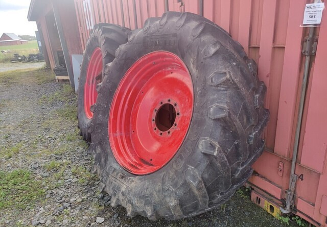Fendt Takarenkaat 650/65R42 vanteineen - Riepa - Traktors: foto 4 Fendt Takarenkaat 650/65R42 vanteineen - Riepa - Traktors: foto 4