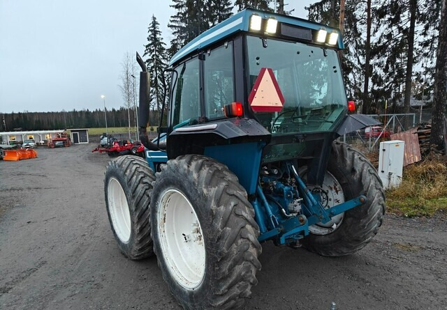 Traktors Ford County 1124 - kutoskoneella - KATSO VIDEO: foto 5