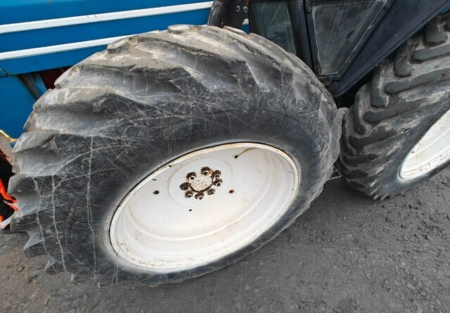 Traktors Ford County 1124 - kutoskoneella - KATSO VIDEO: foto 14