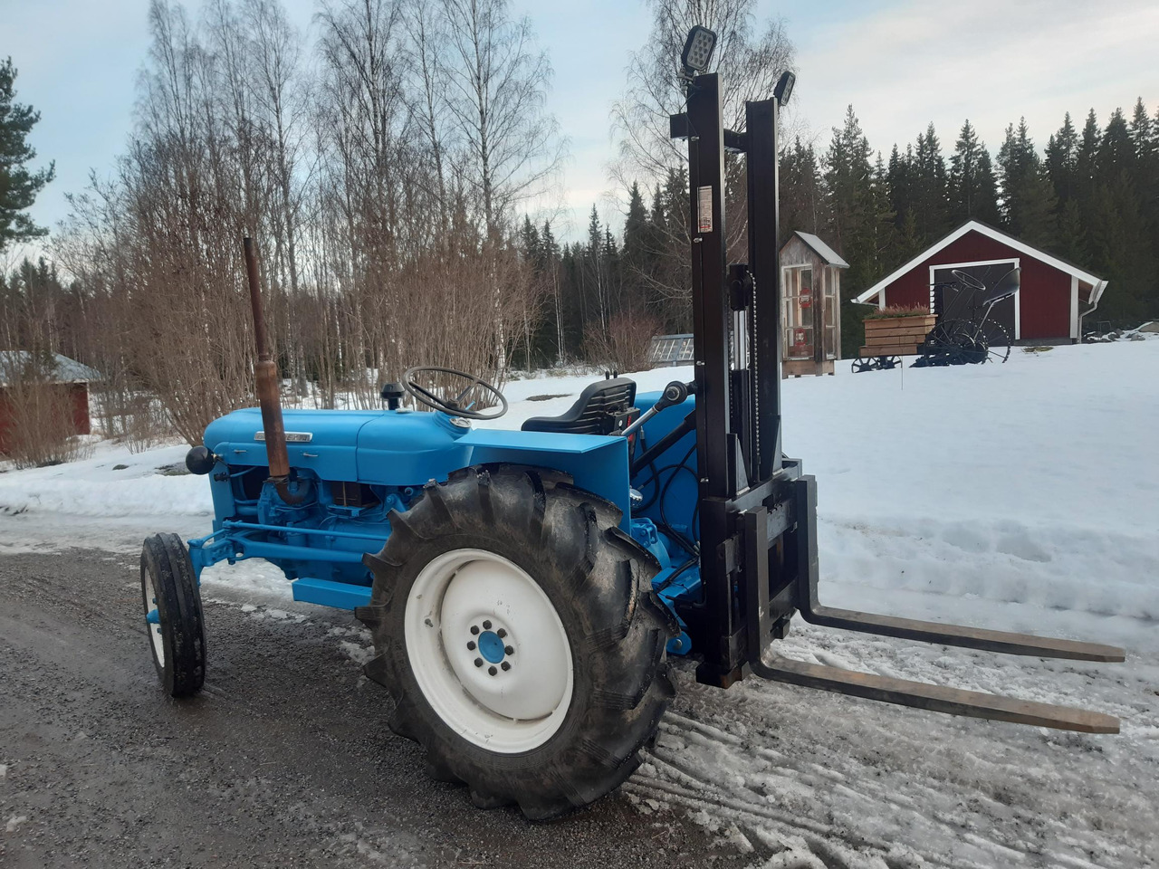 Traktors Fordson Dexta trukkinostimella: foto 1